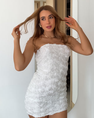 Vestido corto strapless con rosas 3D