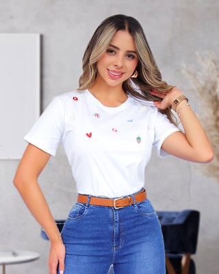 Camiseta con Detalles Bordados Multidiseño