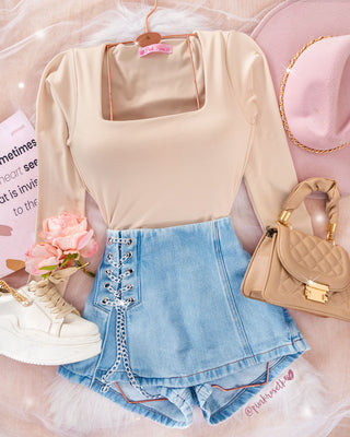 Falda short de jean con adorno de cadena