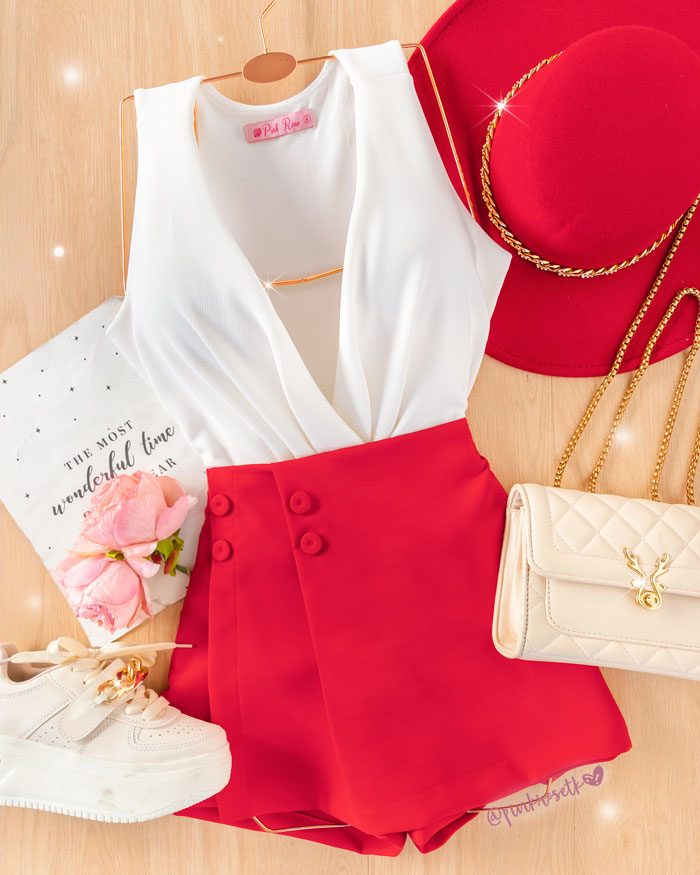 Falda short rojo con prenses en la tapa y botones
