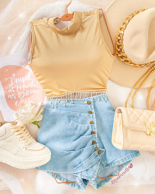 Blusa camel cuello tortuga con apliques brillantes