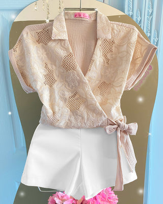 Blusa manga corta con flor bordada y moño