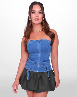 Blusa en jean strapless con cremallera adelante