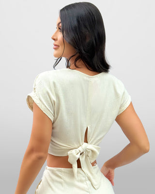 Blusa de ojalillo con dos moños atrás