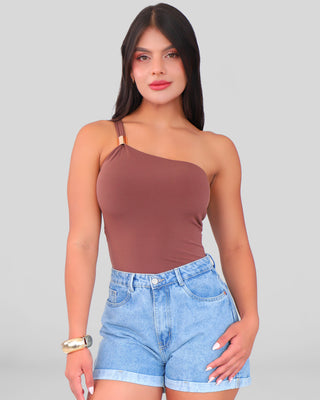 Blusa de un solo hombro con aplique dorado