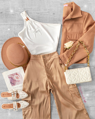 Blusa de un solo hombro con aplique dorado