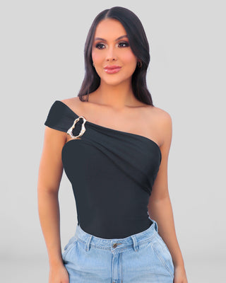Blusa strapless con hebilla grande al lado