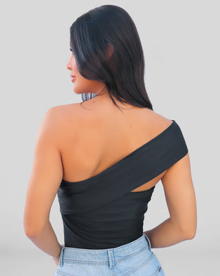 Blusa strapless con hebilla grande al lado