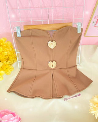 Blusa strapless con 2 apliques grandes de almeja