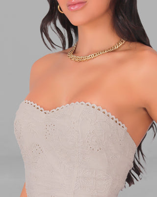 Blusa de ojalillo strapless con escote corazón