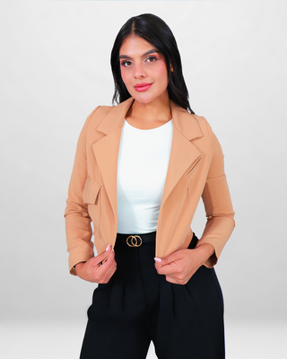 Pantalón bota campana con prenses y correa