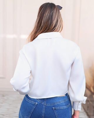Camisa blanca corta, satín y manga larga