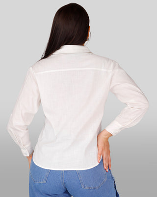 Camisa manga larga con cuello y bolsillo al lado