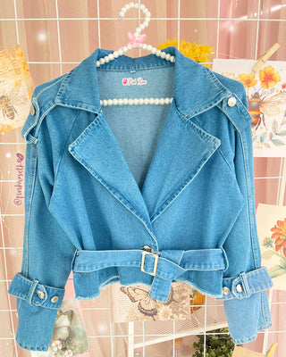 Chaqueta corta de jean con flecos y correa abajo