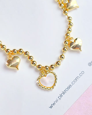 Collar de esferas con cinco corazones