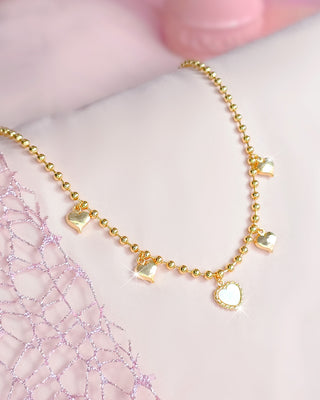 Collar de esferas con cinco corazones