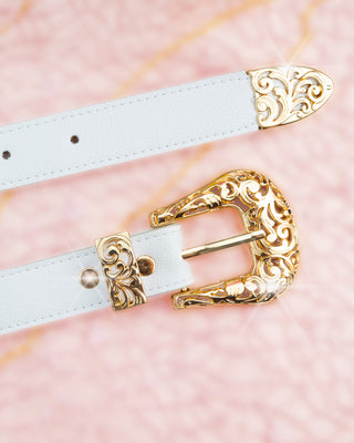 Cinturón blanco con herraje dorado