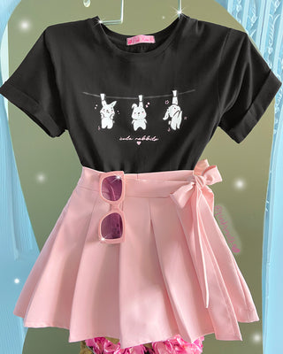 Camiseta con conejitos colgados en cable