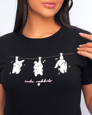 Camiseta con conejitos colgados en cable