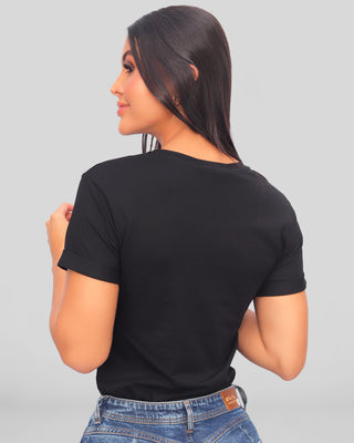 Camiseta con conejitos colgados en cable
