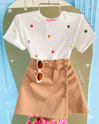 Camiseta con margaritas bordadas de colores