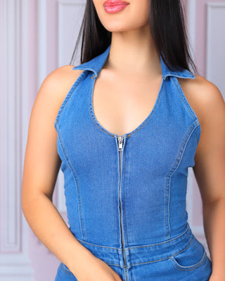 Enterizo de jean con cremallera adelante y cuello