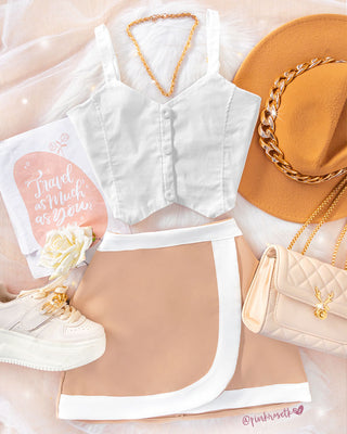 Falda beige corta con tapa