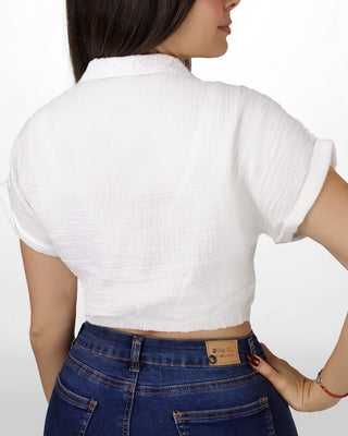 Blusa manga corta con flor bordada y moño al lado