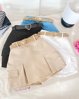 Falda short blanca con cinturón café de corazón