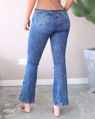 Jean Levanta Cola con Corte Bota Campana