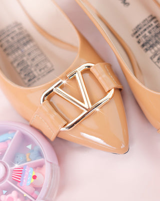 Baletas con tacón y hebilla en forma de letra V