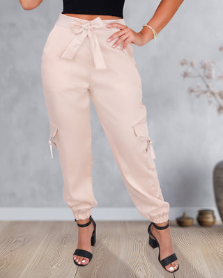 Pantalón cargo satinado con lazo y resorte abajo