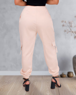 Pantalón cargo satinado con lazo y resorte abajo