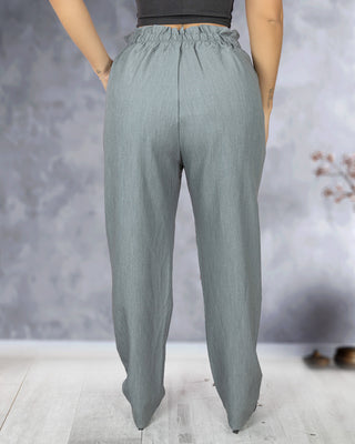 PANTALON GRIS CON PRETINA ENRESORTADA Y CORREA NEGRA