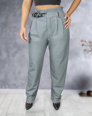 PANTALON GRIS CON PRETINA ENRESORTADA Y CORREA NEGRA