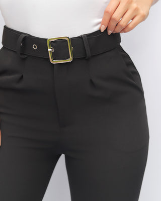 Pantalón con doblez abajo y correa con hebilla plateada