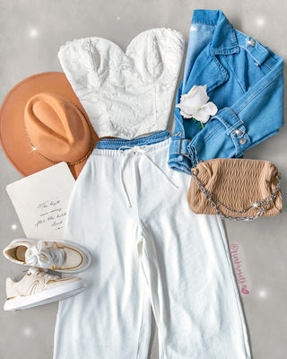 Crop top strapless con flores bordadas en malla