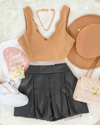 Crop top con escote y moras al frente
