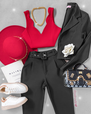 Crop top con escote y moras al frente