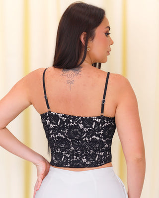 Crop top de encaje con moritas corset adelante