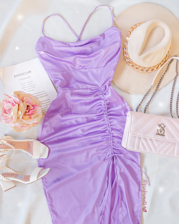 vestido lila con tacones negros