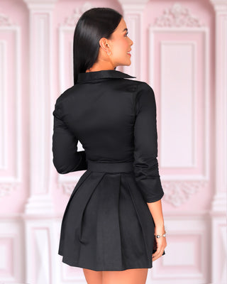 Vestido corto manga larga con tablas y correa