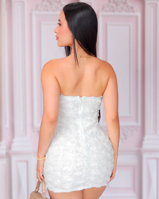 Vestido corto strapless con rosas 3D
