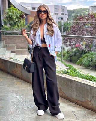 Pantalón negro bota ancha línea blanca en pretina