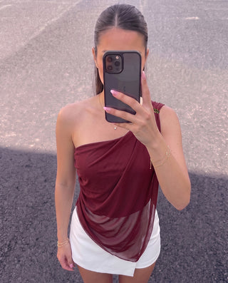 Blusa vino tinto y encima en mallatex con pico y tira al hombro, detalle — Pink Rose