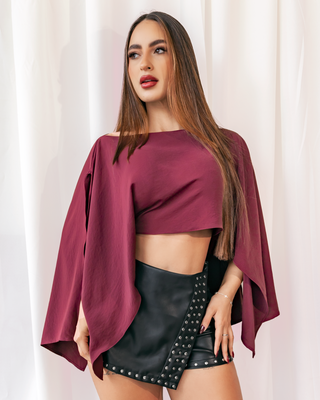 BLUSA VINO TINTO ANCHA TIPO CAPA