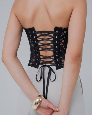 CROP TOP NEGRO TIPO OJALILLO STRAPLLE DE MORITAS