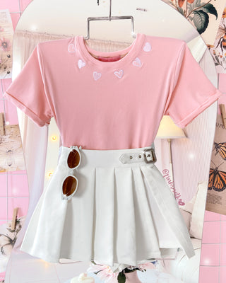 CAMISETA CON CORAZONES BLANCOS ALREDEDOR DEL CUELLO