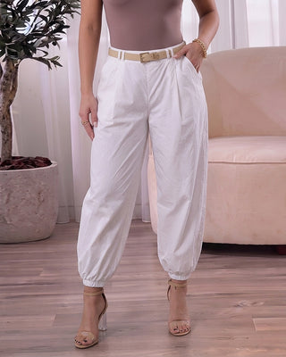 Pantalón blanco jogger con correa y botón en bota — Pink Rose