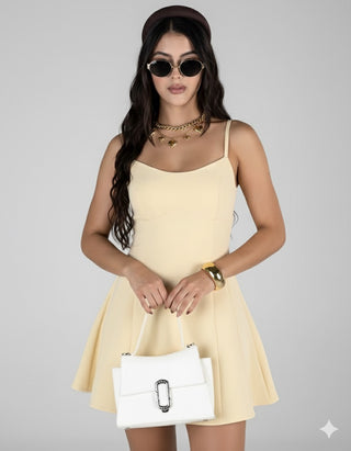 Vestido corto con escote corazón y delicadas tiras